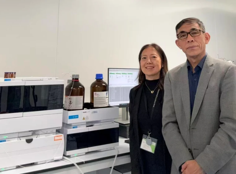 Professor Wenxin Wang and Dr Hongyun Tai at the Branca Bunús Cherrywood laboratory